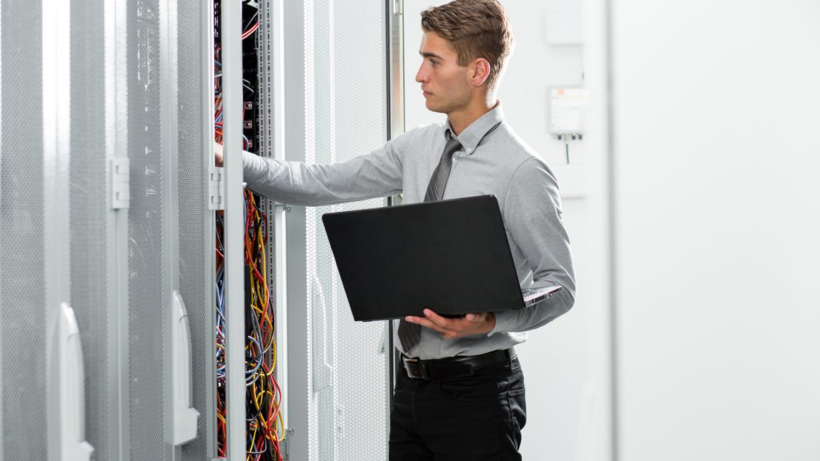 Žmogus prie serverių